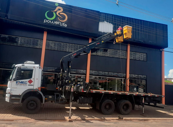 Caminhões munck com capacidade para 10 toneladas